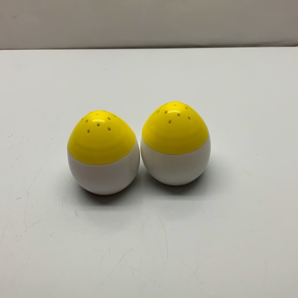 Vintage Avon Daisy Egg Shaped Salt Pepper Shakers - Picture 3 of 8